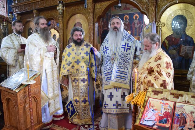 IPS Mitropolit Teofan, la Mănăstirea Almaș: „Orice încălcare a poruncii lui Dumnezeu îl face pe om neputincios”