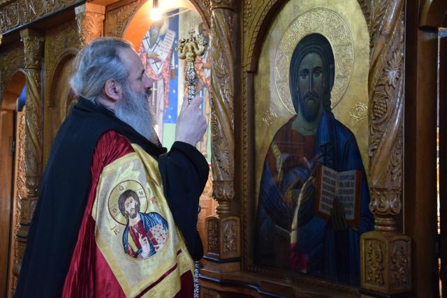 IPS Mitropolit Teofan, la Mănăstirea Almaș: „Orice încălcare a poruncii lui Dumnezeu îl face pe om neputincios”