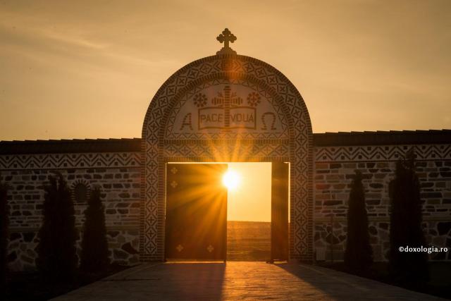 apus de soare la Mănăstirea Zosin