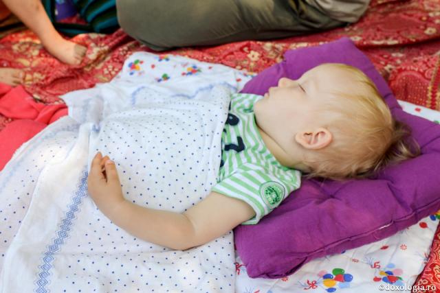Este bine să obișnuim copilul să doarmă singur cât mai repede?