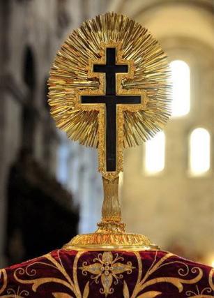 Un fragment din lemnul Sfintei Cruci, adus spre închinare credincioşilor din Viena