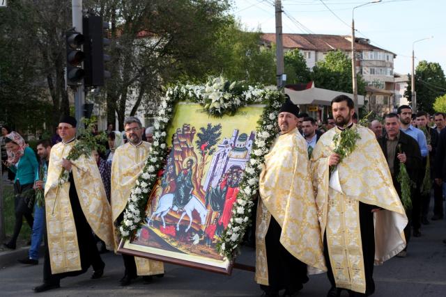 Procesiunea de Florii a adunat mii de credincioși în Arhiepiscopia Buzăului și Vrancei