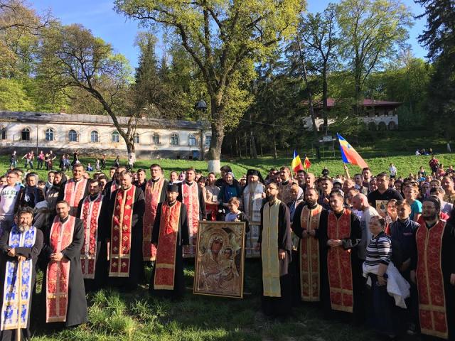 700 de tineri din Cluj, în pelerinaj la Mănăstirea Nicula