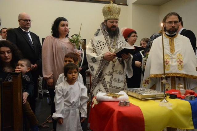Episcopul Macarie Drăgoi a săvârșit slujba adopției a doi copilași în familia unor medici români