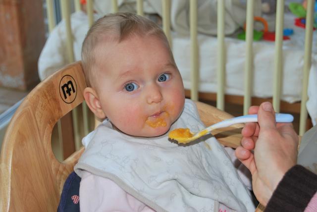 Programul meselor, respectat cu stricteţe în alimentaţia artificială a bebeluşului