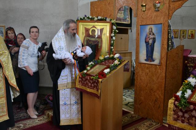 IPS Mitropolit Teofan a slujit Sfânta Liturghie și Taina Sfântului Botez în localitatea botoșăneană Agafton