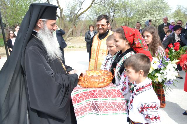 IPS Mitropolit Teofan a slujit Sfânta Liturghie și Taina Sfântului Botez în localitatea botoșăneană Agafton
