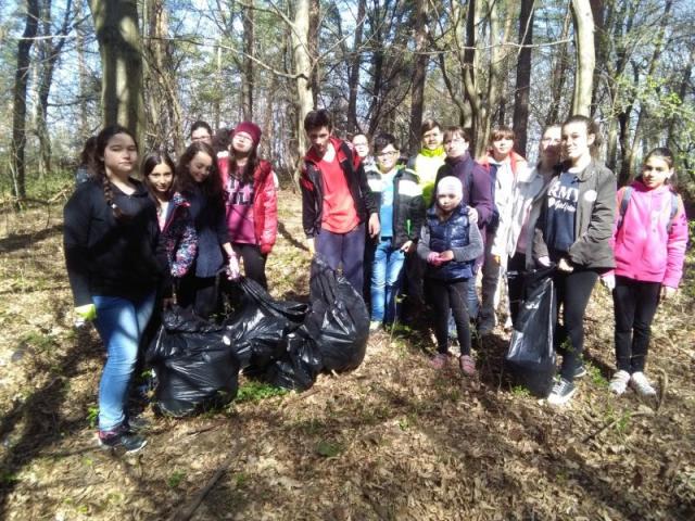 Peste 120 de elevi au participat la o acţiune de ecologizare, în Arhiepiscopia Sibiului