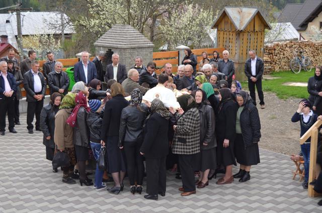 Sfântul Maslu de obşte la Parohia Straja II, la „catedrala din ţarincă“ a Bucovinei