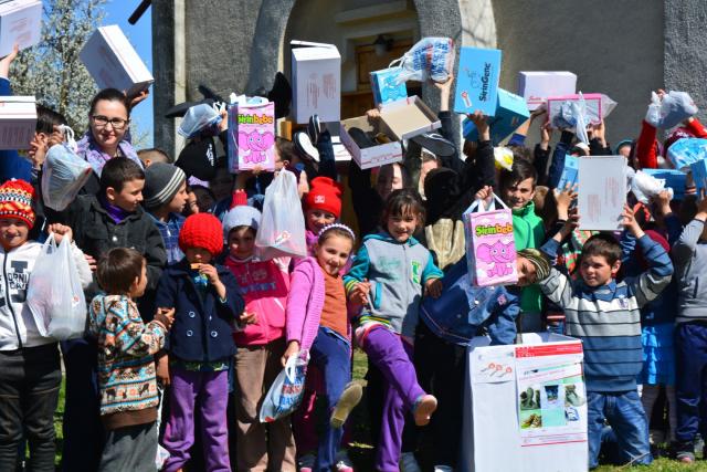 Încălțăminte nouă pentru 50 de copii din Parohia Doroșcani, în urma Proiectului „Cutia cu Papucei pentru Ei”