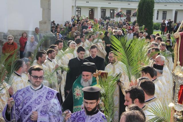 Duminica Floriilor, la Bacău şi Roman