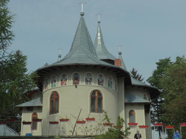 Floriile, sărbătorite la Mănăstirea Buciumeni prin Liturghie arhierească
