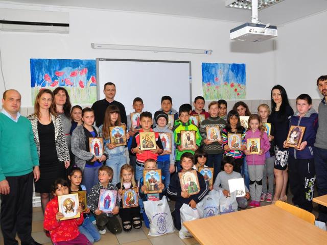 Daruri pentru copiii Şcolii Gimnaziale „Pictor Nicolae Grigorescu” din oraşul Titu
