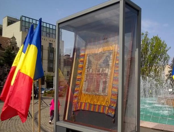 Steagul lui Avram Iancu, expus într-o vitrină în centrul Clujului
