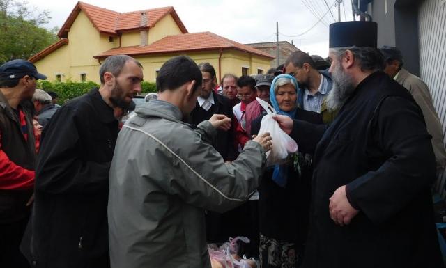 Pachete cu alimente, donate familiilor defavorizate din Arhiepiscopia Aradului