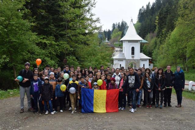 Tinerii din Soci, în drumeţie pe Ceahlău şi la Sihla