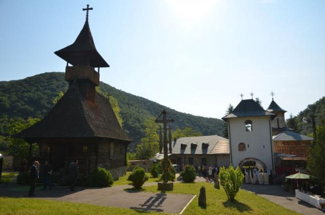 Biserica de lemn a Mănăstirii Topolnița și-a serbat hramul
