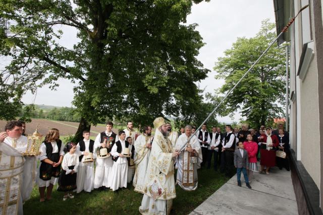 Preasfinţitul Iustin Sigheteanul a târnosit biserica din Asuaju de Jos