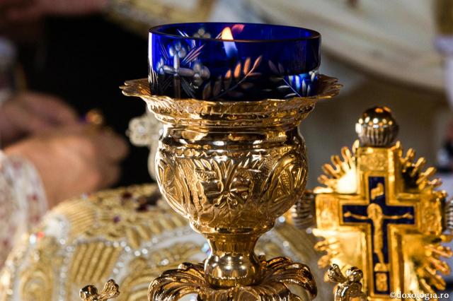 Sfintele Paști și Săptămâna Luminată – revărsare de bucurie / Foto: Bogdan Zamfirescu candelă aprinsă
