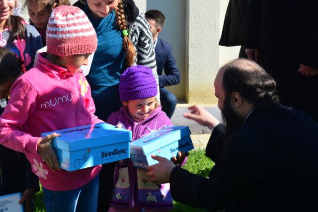 57 de copii din Stânca-Roznovanu au primit încălțăminte nouă, în cadrul Proiectului „Cutia cu Papucei pentru Ei”
