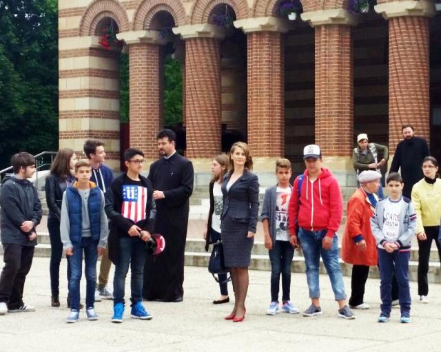 Preoții Catedralei din Târgoviște vin în sprijinul persoanelor defavorizate