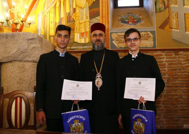 Burse de merit pentru doi elevi seminariști, oferite de Înaltpreasfințitul Părinte Arhiepiscop Ciprian