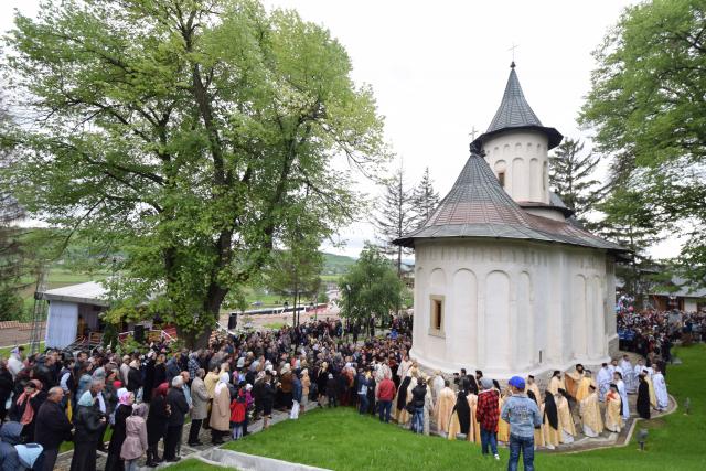 Mănăstirea Coșula a renăscut: slujbă de resfințire oficiată de patru ierarhi, în prezența a 3000 de credincioși