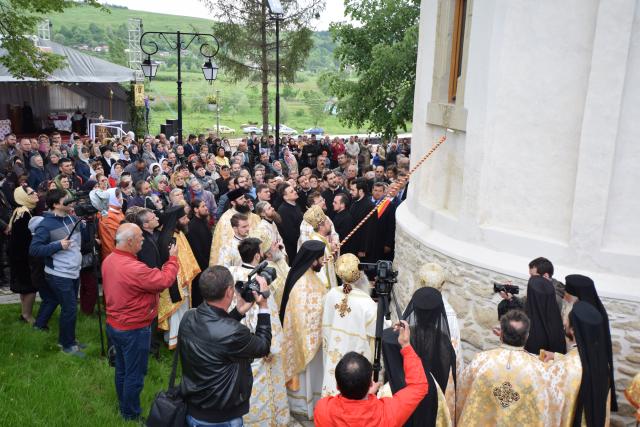 Mănăstirea Coșula a renăscut: slujbă de resfințire oficiată de patru ierarhi, în prezența a 3000 de credincioși
