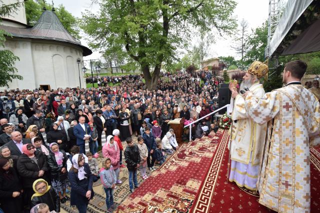 Mănăstirea Coșula a renăscut: slujbă de resfințire oficiată de patru ierarhi, în prezența a 3000 de credincioși