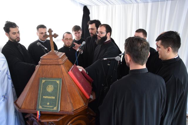 Mănăstirea Coșula a renăscut: slujbă de resfințire oficiată de patru ierarhi, în prezența a 3000 de credincioși