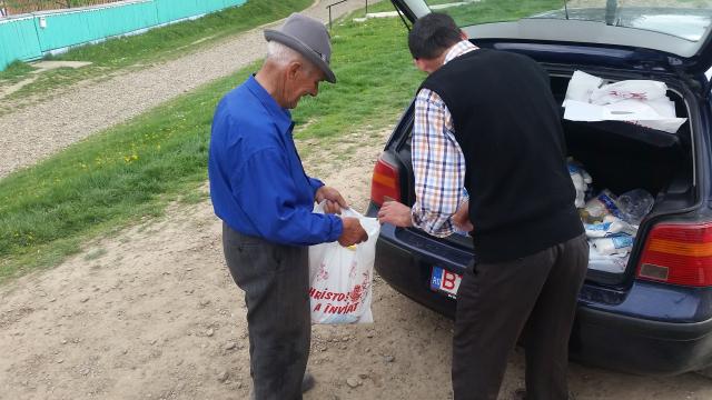 Familiile nevoiașe din Parohia Poiana-Brăeşti, ajutate în urma proiectului „Dăruind vei dobândi”