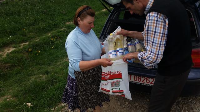 Familiile nevoiașe din Parohia Poiana-Brăeşti, ajutate în urma proiectului „Dăruind vei dobândi”