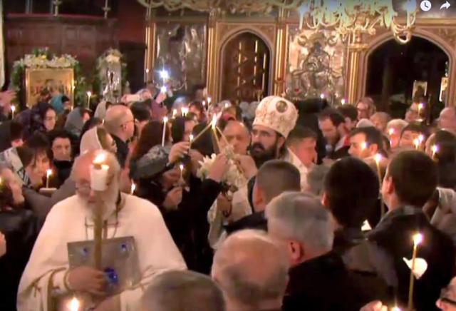 Sute de credincioşi au sărbătorit Învierea Domnului la Paris