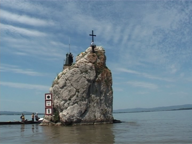 Sfințire de troiță pe apele Dunării