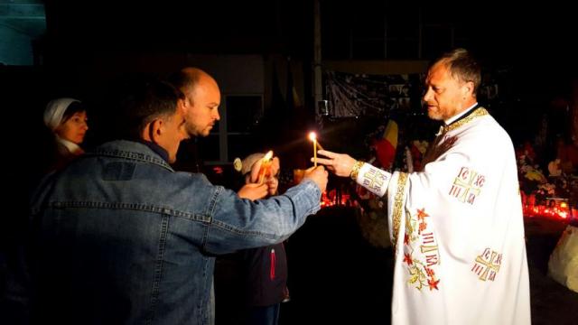 Rugăciuni pentru victimele tragediei de la Clubul Colectiv, în noaptea de Înviere