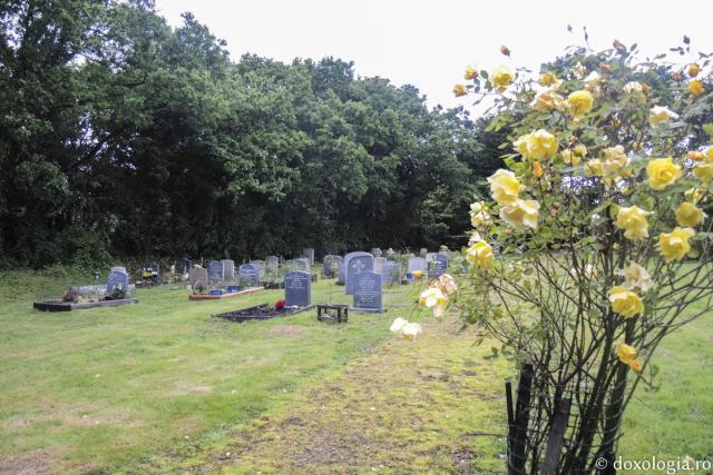 (Foto) Cimitirul de lângă Mănăstirea Essex, Anglia – mormântul mamei părintelui Rafail Noica