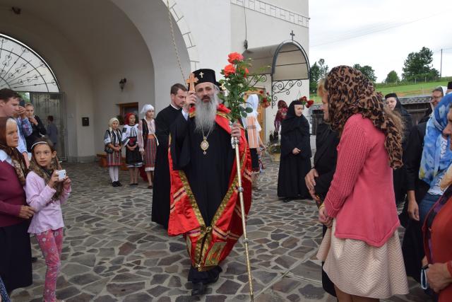 Sfinții Apostoli Petru și Pavel, cinstiți la Mănăstirea Dumbrăvele prin Liturghie arhierească