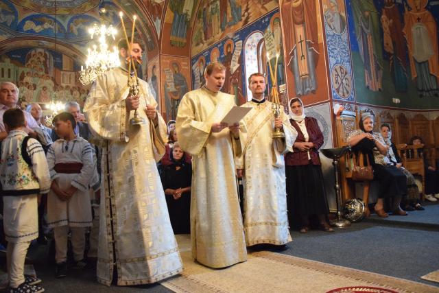 Sfinții Apostoli Petru și Pavel, cinstiți la Mănăstirea Dumbrăvele prin Liturghie arhierească