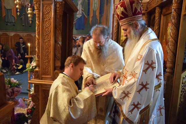 Sfinții Apostoli Petru și Pavel, cinstiți la Mănăstirea Dumbrăvele prin Liturghie arhierească