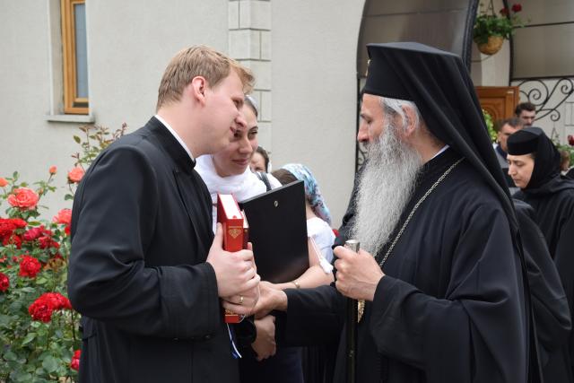 Sfinții Apostoli Petru și Pavel, cinstiți la Mănăstirea Dumbrăvele prin Liturghie arhierească