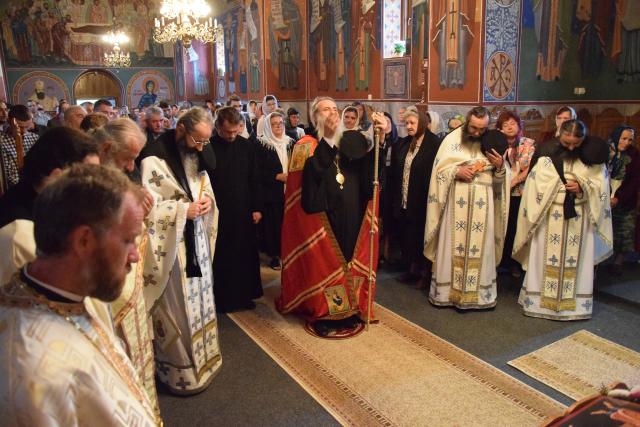 Sfinții Apostoli Petru și Pavel, cinstiți la Mănăstirea Dumbrăvele prin Liturghie arhierească