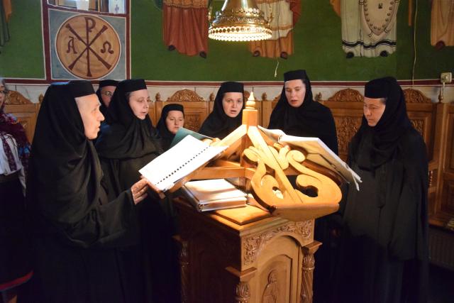 Sfinții Apostoli Petru și Pavel, cinstiți la Mănăstirea Dumbrăvele prin Liturghie arhierească