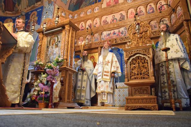 Sfinții Apostoli Petru și Pavel, cinstiți la Mănăstirea Dumbrăvele prin Liturghie arhierească