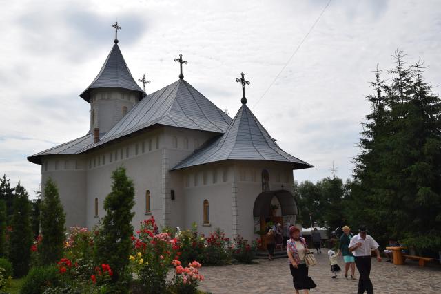 Sfinții Apostoli Petru și Pavel, cinstiți la Mănăstirea Dumbrăvele prin Liturghie arhierească