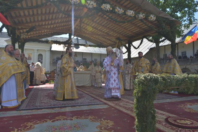 Mănăstirea Neamț și-a sărbătorit hramul în prezența a mii de credincioși
