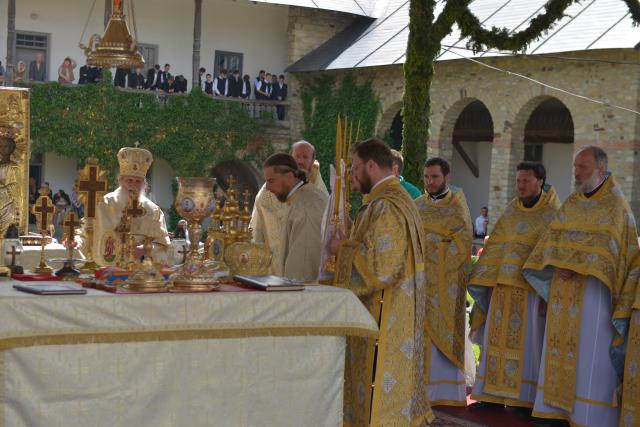Mănăstirea Neamț și-a sărbătorit hramul în prezența a mii de credincioși