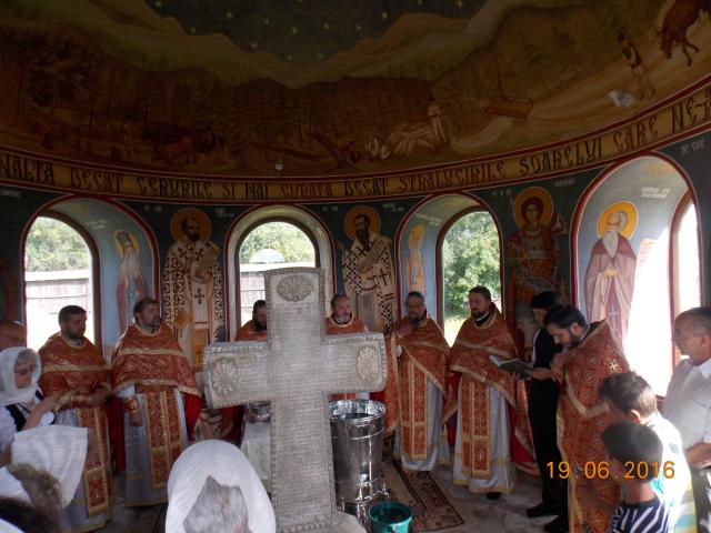 Sfânta Treime prăznuită la biserica maramureşeană din satul Mănăstirea Neamţ