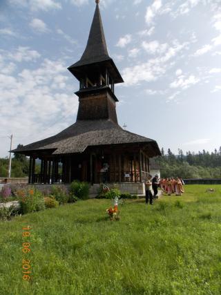 Sfânta Treime prăznuită la biserica maramureşeană din satul Mănăstirea Neamţ