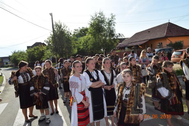 Înfrăţire între grupuri de tineri din Bucovina şi Ardeal