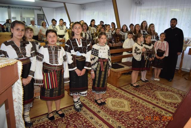 Înfrăţire între grupuri de tineri din Bucovina şi Ardeal